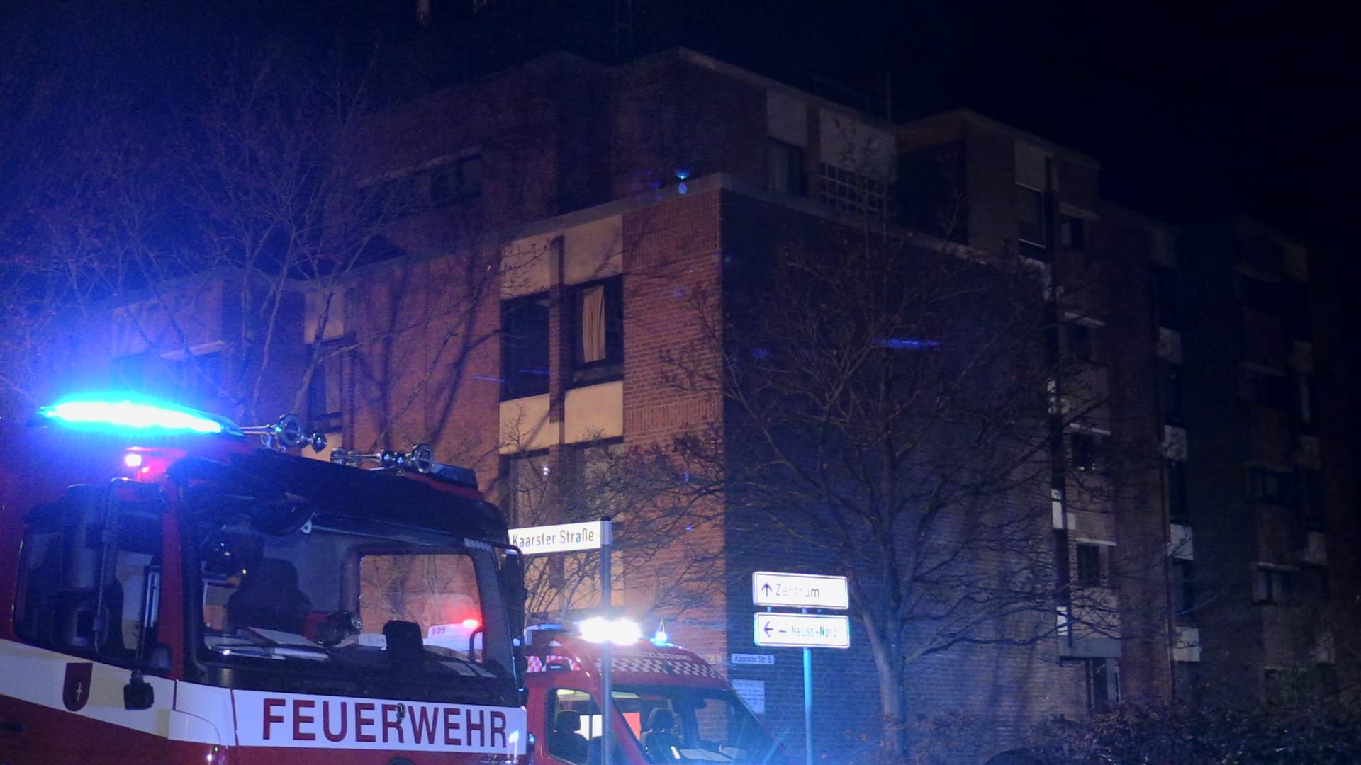 Die Feuerwehr rückte in der Nacht zu Donnerstag zu einem Großeinsatz in Neuss auf.