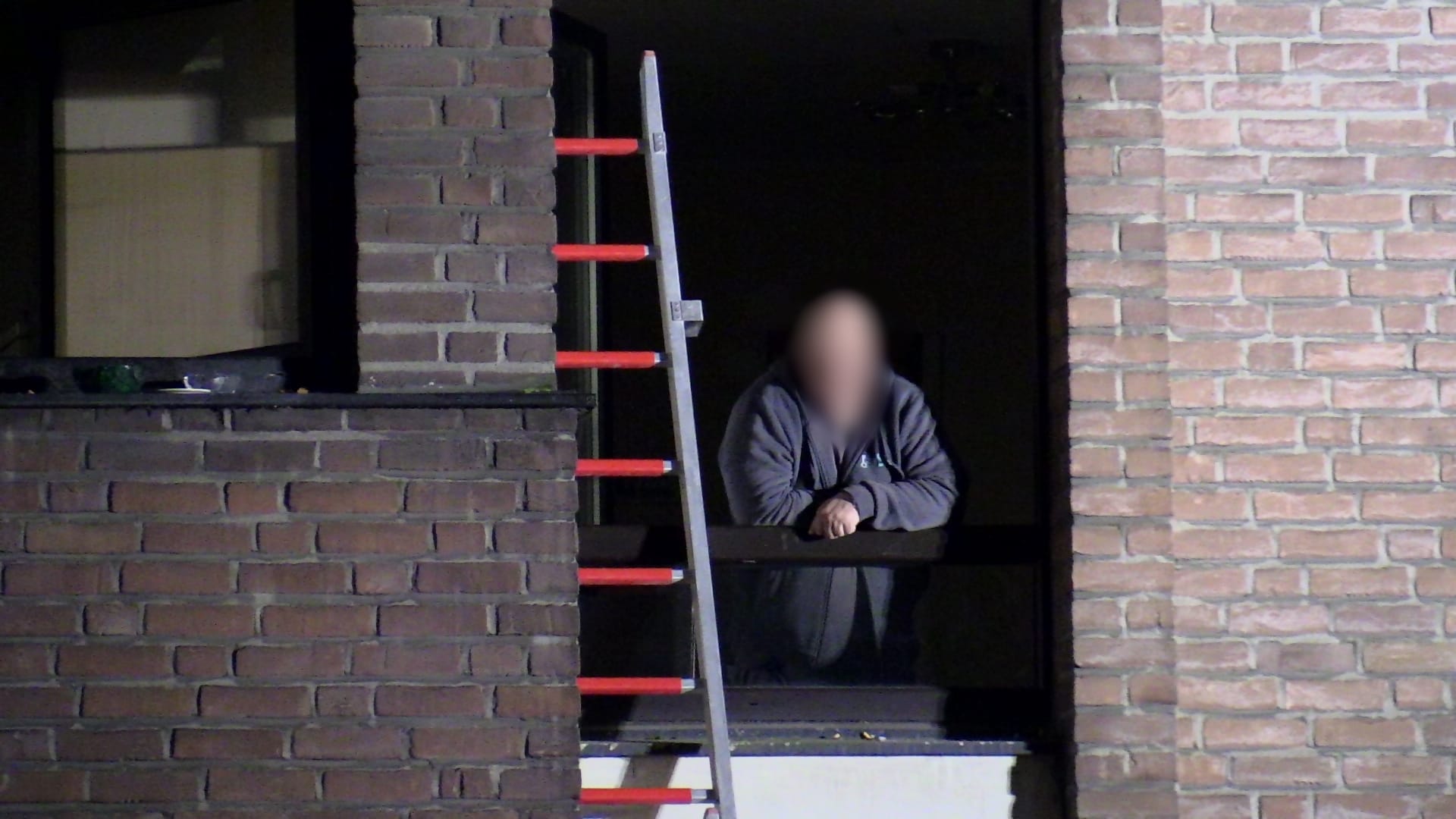 Anwohner in Neuss: Dort hat es in der Nacht in einem Haus gebrannt, nun ist es unbewohnbar.
