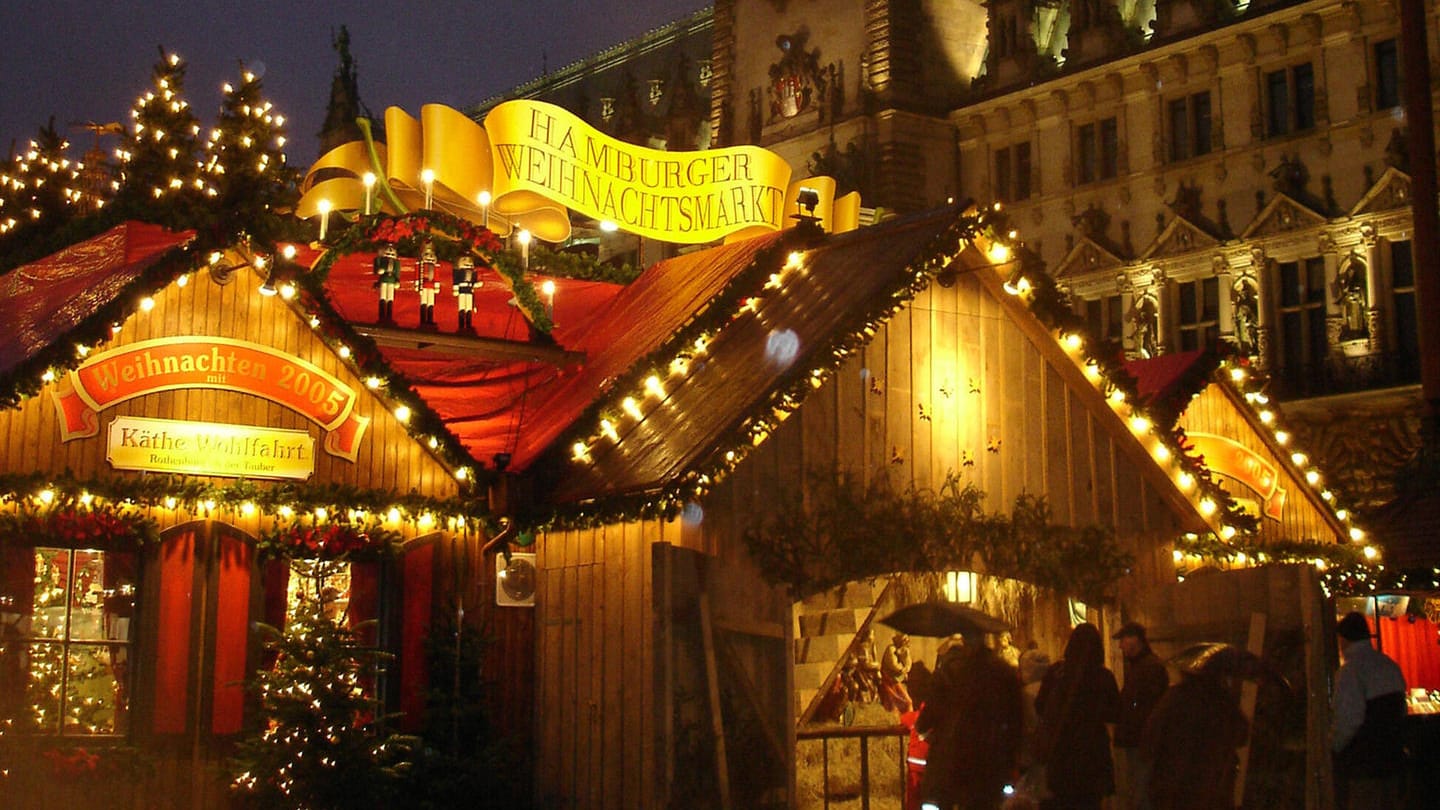 Eine Krippe auf einem Hamburger Weihnachtsmarkt (Archivbild): In diesem Jahr finden viele der Märkte nur unter 2G-Maßnahmen statt. Eine Krippe auf einem Hamburger Weihnachtsmarkt (Archivbild): In diesem Jahr finden viele der Märkte nur unter 2G-Maßnahmen statt.