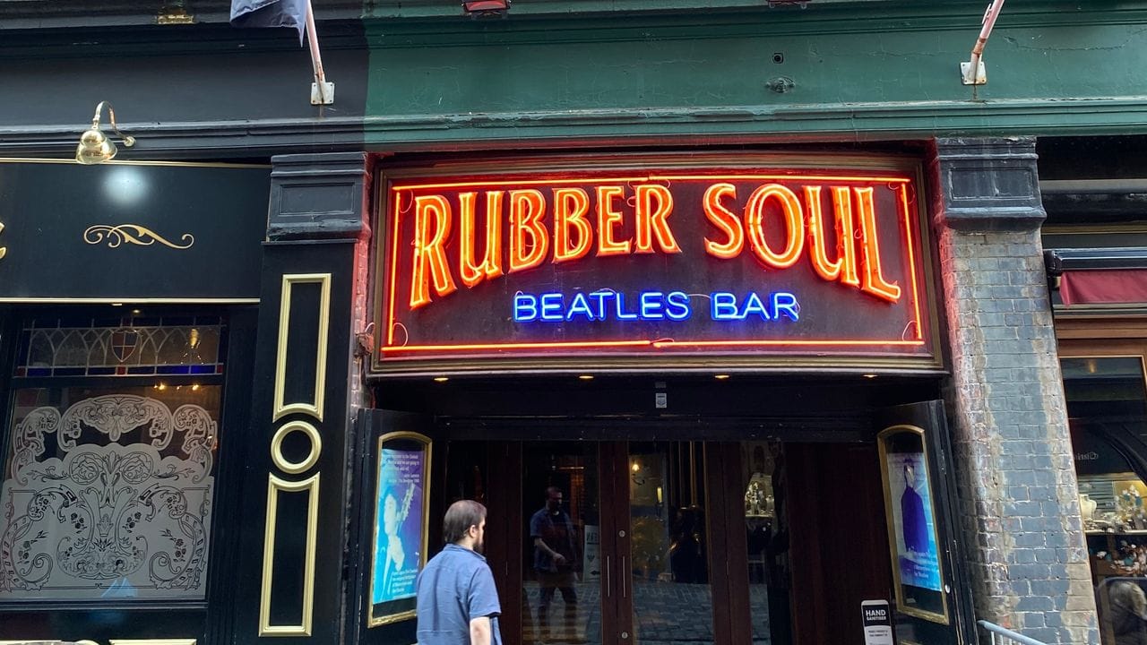Ein Mann betritt die Beatles-Kneipe "Rubber Soul".