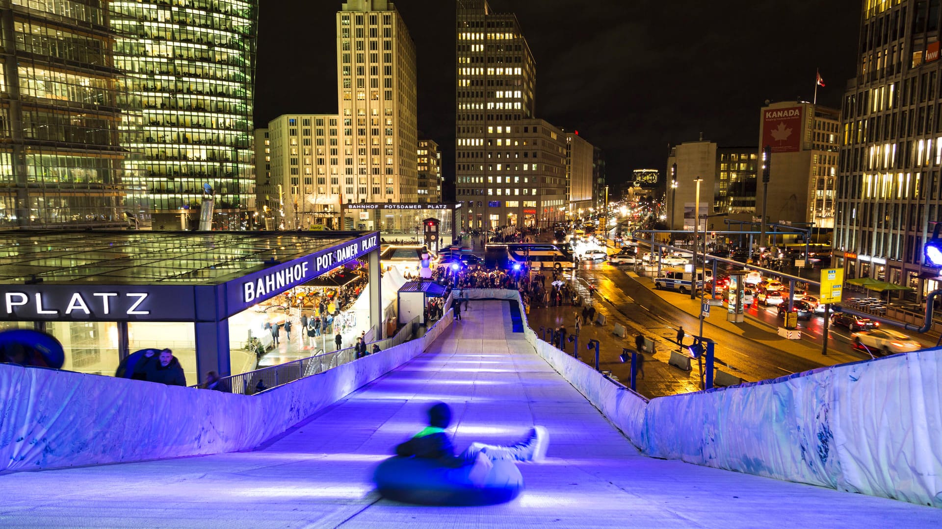 Rodelbahn auf dem Potsdamer Platz (Archivbild): Die Winterwelt bietet Spaß für Groß und Klein.