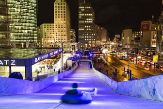 Rodelbahn auf dem Potsdamer Platz (Archivbild): Die Winterwelt bietet Spaß für Groß und Klein.