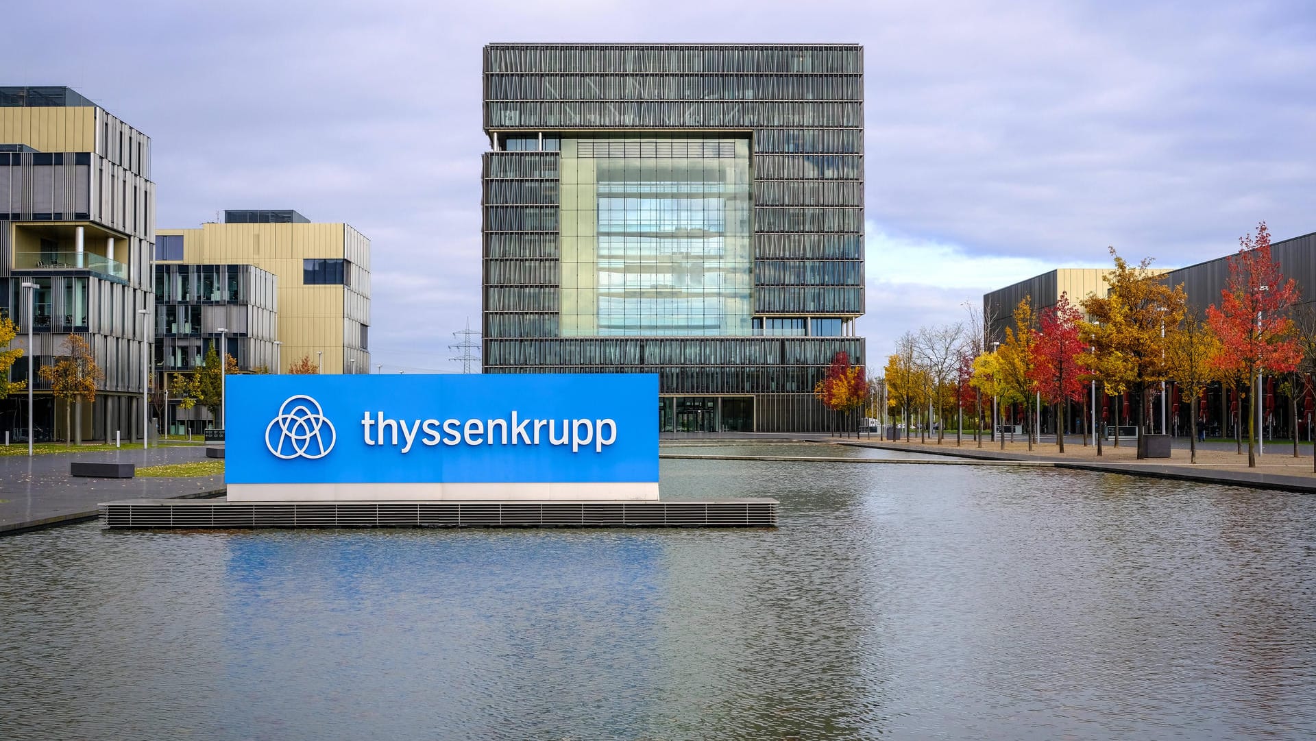 Die Thyssenkrupp-Zentrale in Essen (Symbolbild): Das Unternehmen hat sich nach der Corona-Pandemie wieder gut erholt und rechnet mit hohen Überschüssen.