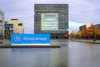 Die Thyssenkrupp-Zentrale in Essen (Symbolbild): Das Unternehmen hat sich nach der Corona-Pandemie wieder gut erholt und rechnet mit hohen Überschüssen.