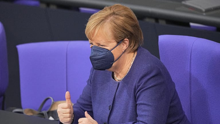 Angela Merkel: Die Bundeskanzlerin hebt nach einem Kommentar von Katrin Göring-Eckardt den Daumen.