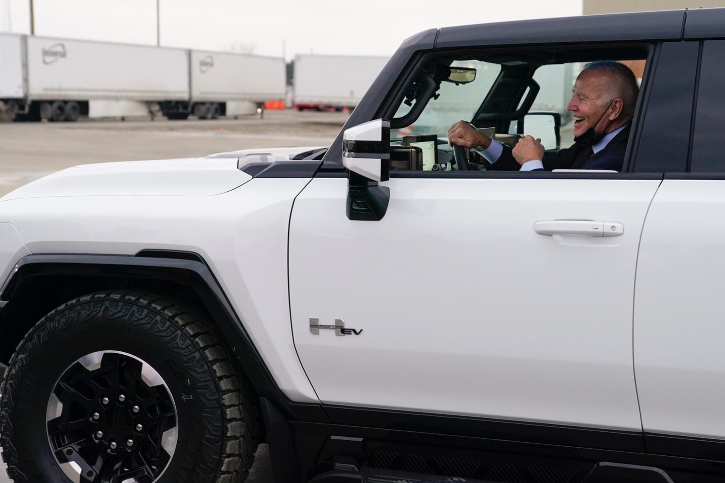 US-Präsident Biden besucht Fabrik für Elektroautos