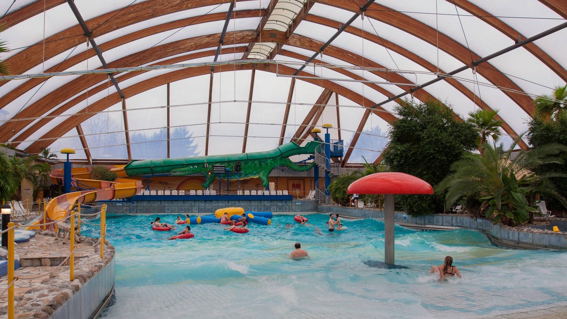 Freizeitbad in Weinheim (Archivbild): Dort blieb eine Frau etwa 80 Minuten unbemerkt in einer Rutsche stecken.