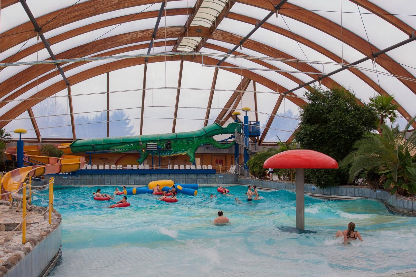 Freizeitbad in Weinheim (Archivbild): Dort blieb eine Frau etwa 80 Minuten unbemerkt in einer Rutsche stecken.