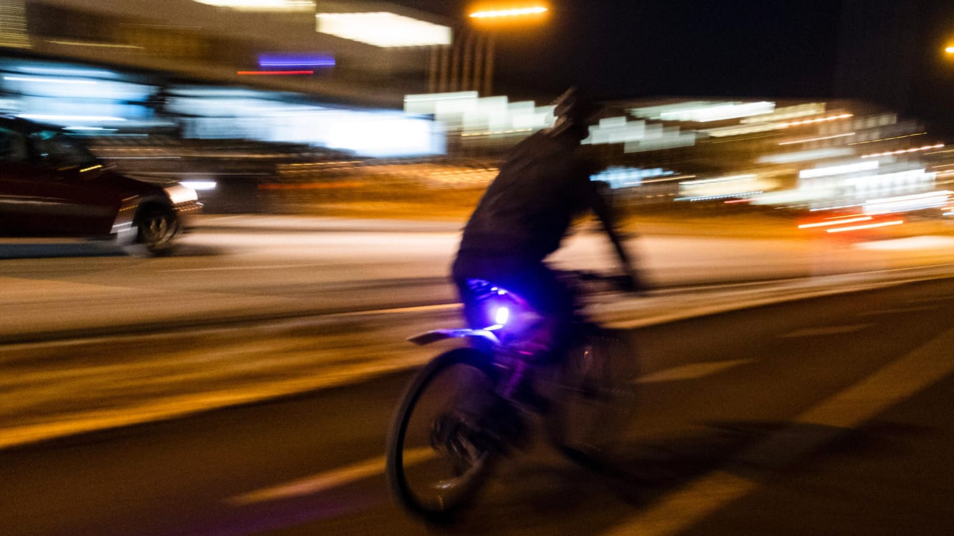 Ein Mann ist mit dem Rad unterwegs (Symbolbild): Im Köln-Deutz soll ein Unbekannter im Vorbeifahren eine Frau zu Boden gestoßen haben.