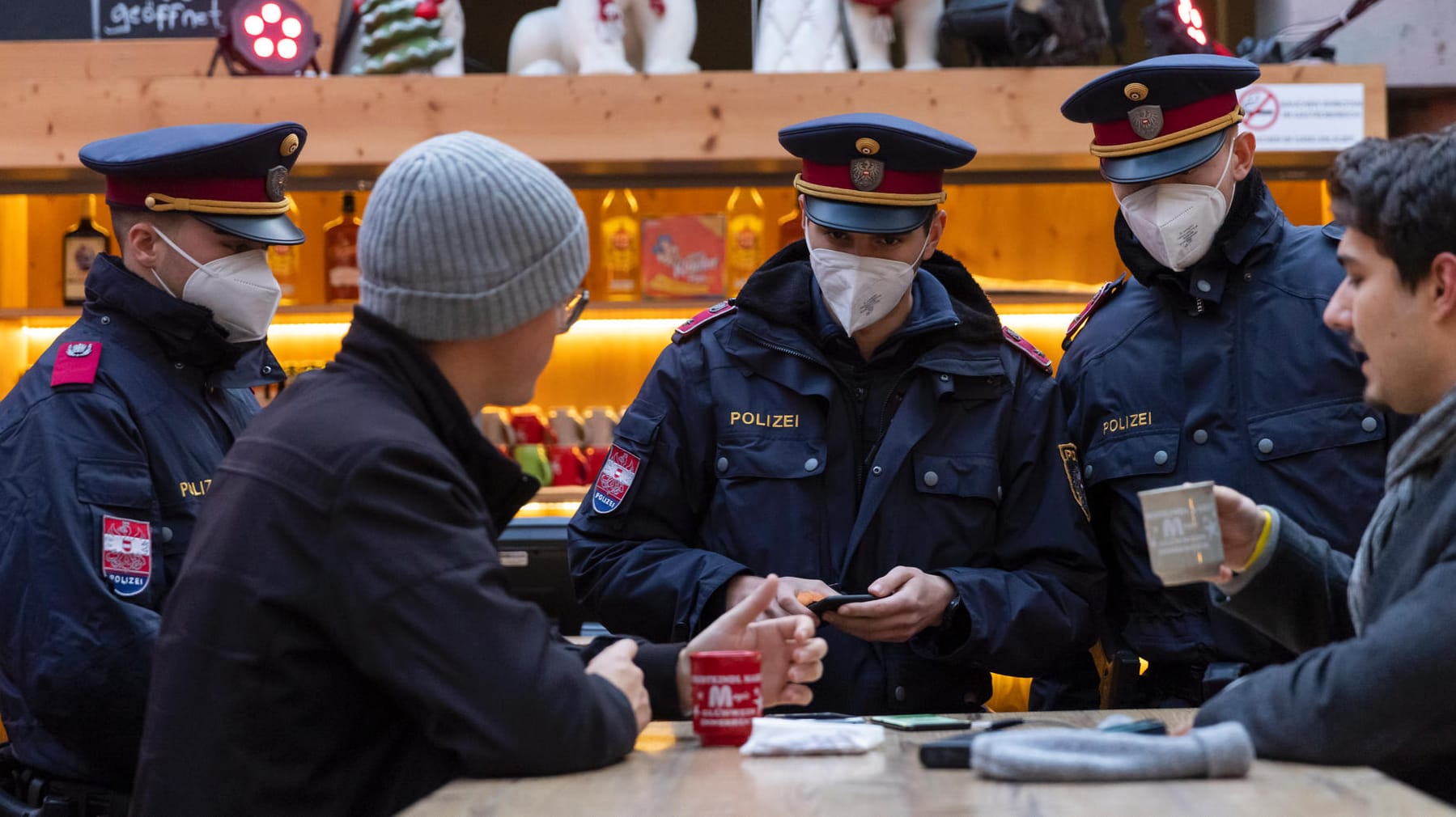 Polizisten kontrollieren in Innsbruck den Lockdown für Ungeimpfte: Österreich hat die Corona-Maßnahmen noch einmal drastisch verschärft.