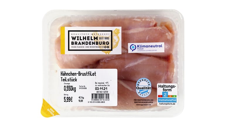 Foodwatch wirft Rewe vor, das "Wilhelm Brandenburg Hähnchen-Brustfilet" "klimaneutral" zu rechnen, indem falsche CO2-Zertifikate genutzt werden.