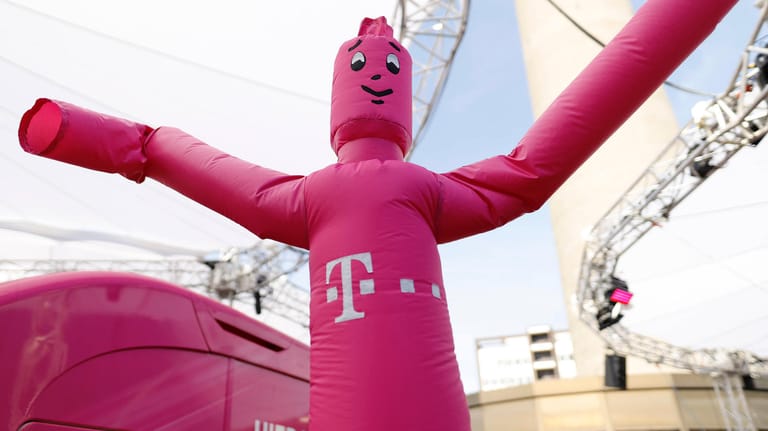 Ein Telekom-Skydancer (Symbolbild): Der frühere Staatskonzern will sich offenbar von seiner Großkundensparte trennen.