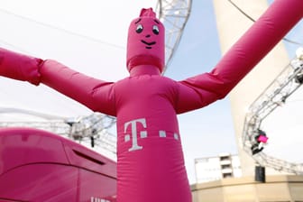 Ein Telekom-Skydancer (Symbolbild): Der frühere Staatskonzern will sich offenbar von seiner Großkundensparte trennen.