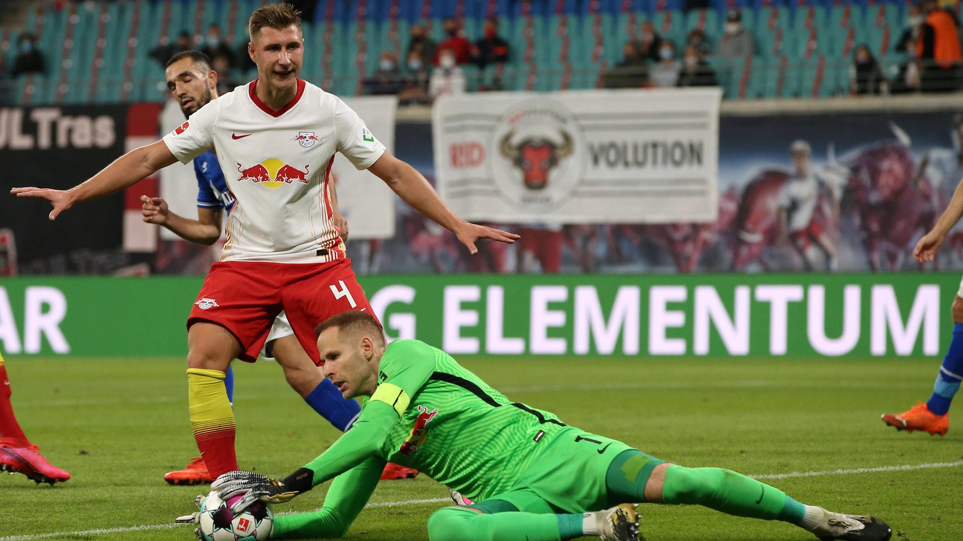 Werden bei der WM nicht auf dem Platz stehen: Ungarns Nationalspieler Willi Orban (l.) und Keeper Peter Gulacsi.