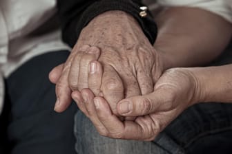 Große Hände: Die Ursache hinter Wachstumsprozessen im Alter kann auch eine Krankheit sein.