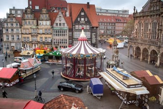 Rund um das Rathaus werden Stände und Buden aufgebaut: In Bremen soll am kommenden Montag der Weihnachtsmarkt beginnen.