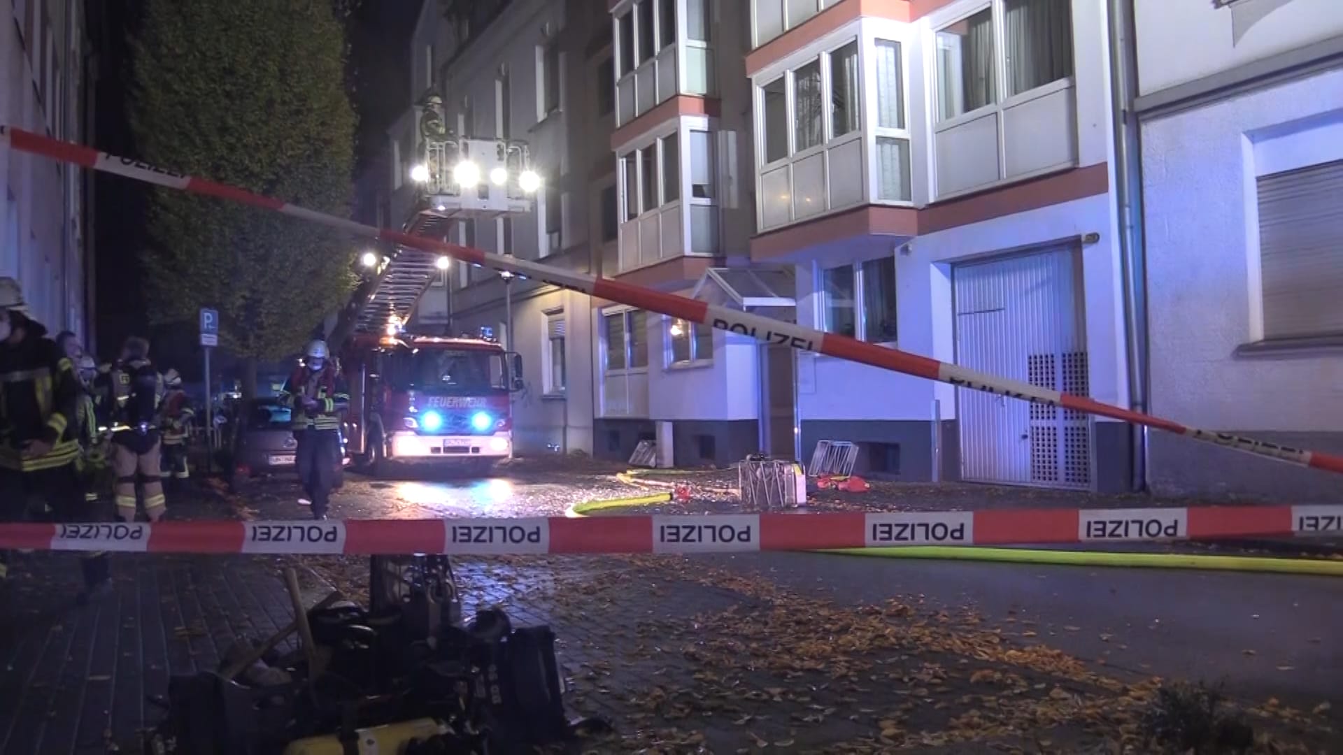 Ein Feuerwehrmann wird mit einer Drehleiter in die Höhe gefahren. Die beiden Personen wurden leicht verletzt. Ein Feuerwehrmann wird mit einer Drehleiter in die Höhe gefahren. Die beiden Personen wurden leicht verletzt.