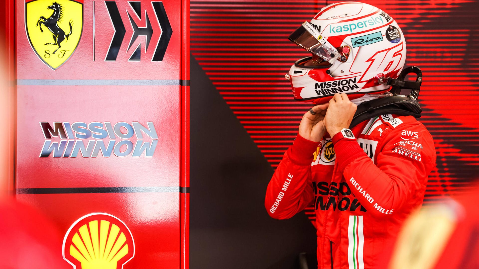 Charles Leclerc: Der Ferrari-Pilot in seinem Rennstall – sowohl auf seinem Helm, als auch seinem Anzug steht der Schriftzug "Mission Winnow" von Philip Morris.