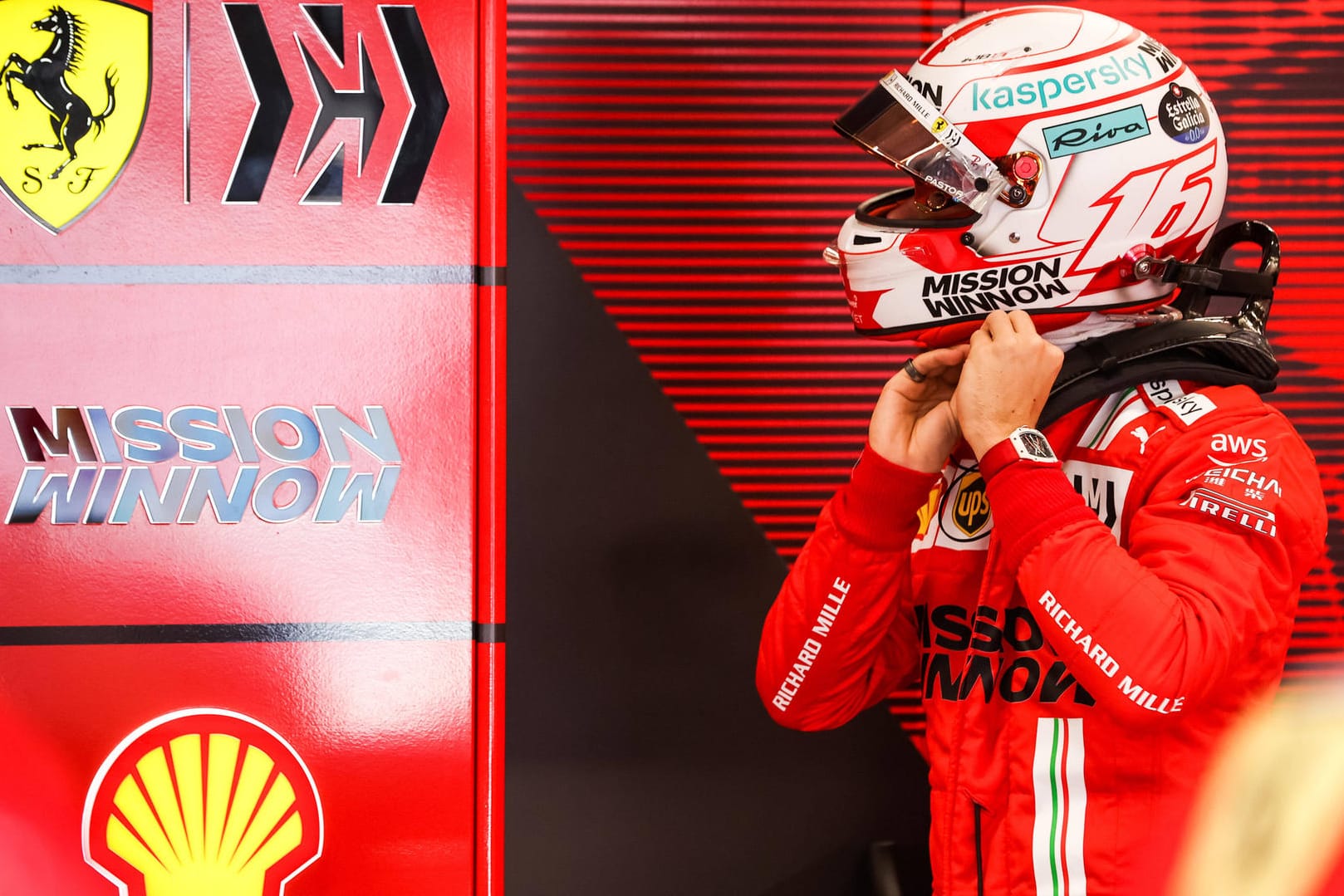 Charles Leclerc: Der Ferrari-Pilot in seinem Rennstall – sowohl auf seinem Helm, als auch seinem Anzug steht der Schriftzug "Mission Winnow" von Philip Morris.