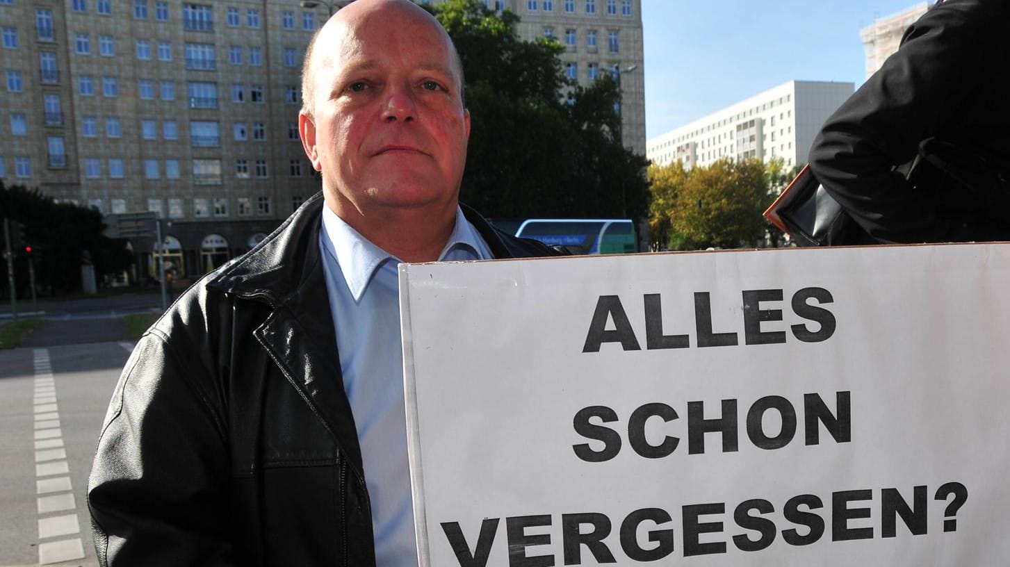 Hugo Diederich bei einer Demonstration zur Umbenennung der Karl-Marx-Allee in Berlin: Zum wiederholten Male wird gegen den Opfervertreter ermittelt.