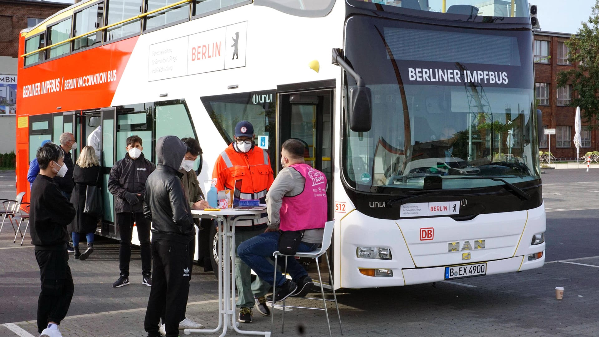 Warteschlange am Berliner Impfbus am Dong Xuan Center im Stadtteil Lichtenberg. Verimpft wird der Wirkstoff von Moderna