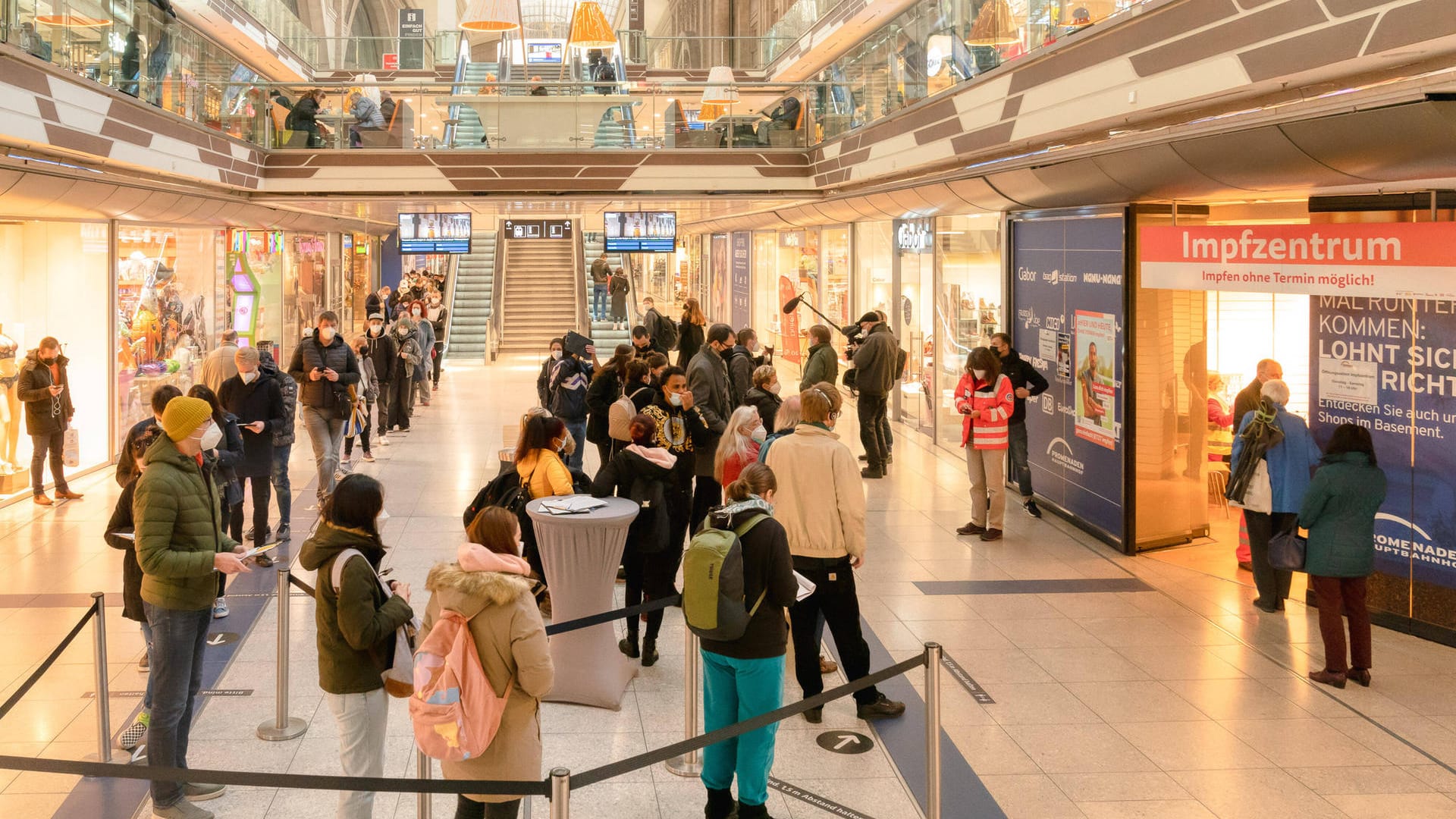 Impfen im Leipziger Hauptbahnhof. Menschen stehen in langen Schlangen, um die Spritze zu bekommen. Wer nicht so lange anstehen will, muss auf die mobilen Impfteams setzen.