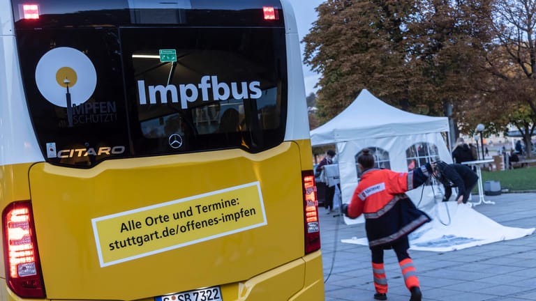 Der Corona-Impfbus in Stuttgart wird in Betrieb genommen. In der Stadt sind alle Impfzentren geschlossen, es wird auf mobile Teams gesetzt.