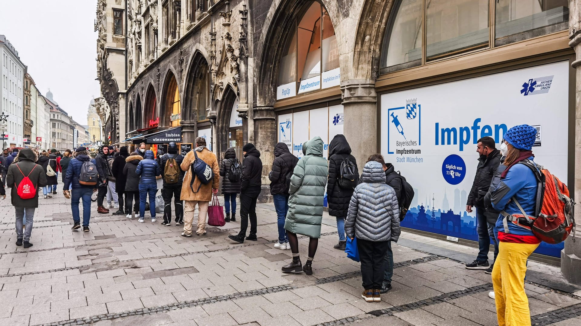 Eine lange Schlange vor dem Impfzentrum am Münchner Marienplatz. Zuletzt kam es hier zu teilweise extremen Wartezeiten, eine Anmeldepflicht soll jetzt helfen.