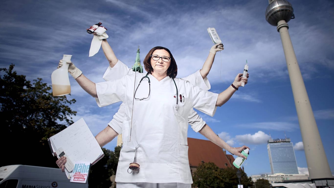 Überfordertes Personal: Der Mangel an Pflegekräften hat sich in der Corona-Pandemie noch verschärft. Das Foto entstand bei einer Kundgebung in Berlin.