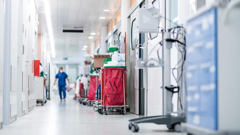 In vielen Krankenhäusern können wegen Personalnot Intensivbetten nicht betrieben werden, während die Zahl schwerkranker Corona-Patienten steigt. Könnten Medizinstudierende die Not lindern? (Symbolbild)