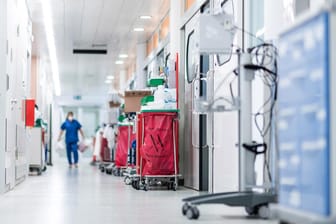 In vielen Krankenhäusern können wegen Personalnot Intensivbetten nicht betrieben werden, während die Zahl schwerkranker Corona-Patienten steigt. Könnten Medizinstudierende die Not lindern? (Symbolbild)
