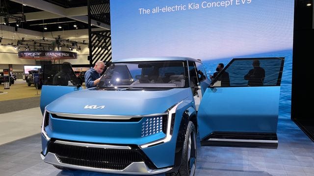 An der Studie EV9 erzeugen vorne LEDs das Kia-Markengesicht.