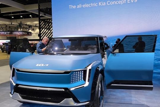 An der Studie EV9 erzeugen vorne LEDs das Kia-Markengesicht.