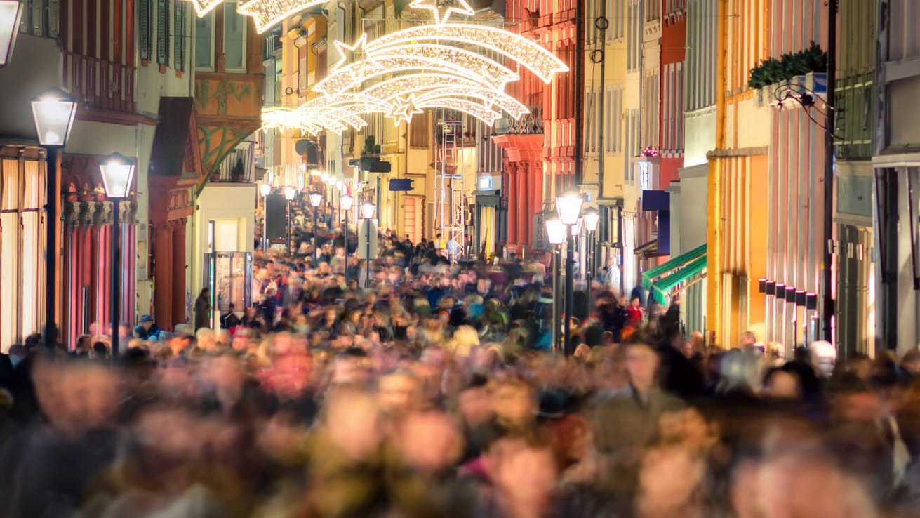 Weihnachtseinkäufe könnten beschwerlich werden: In der vierten Corona-Welle könnte ein erneuter Lockdown drohen.