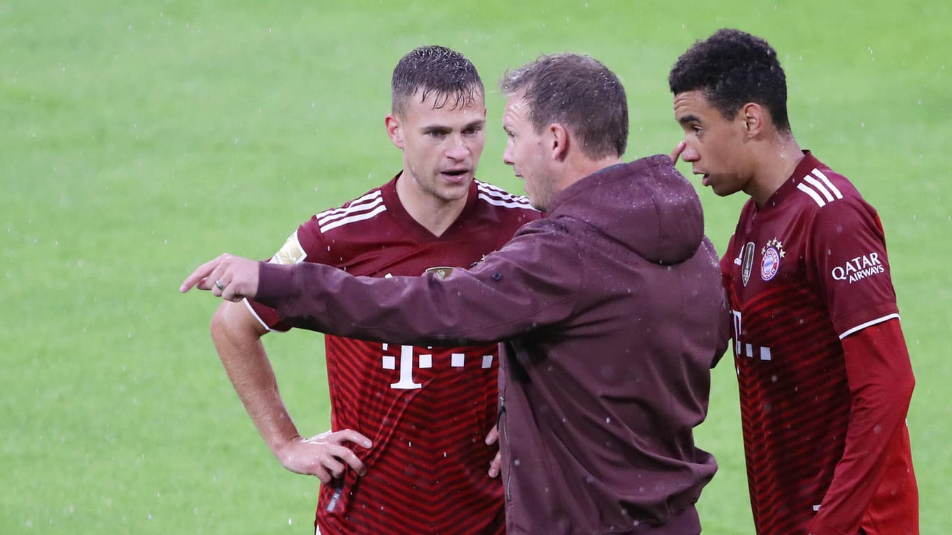 Der Trainer und seine Bayern-Spieler: Julian Nagelsmann (vorne) gibt Joshua Kimmich und Jamal Musiala Anweisungen. Zuletzt mussten beide Profis in Quarantäne.