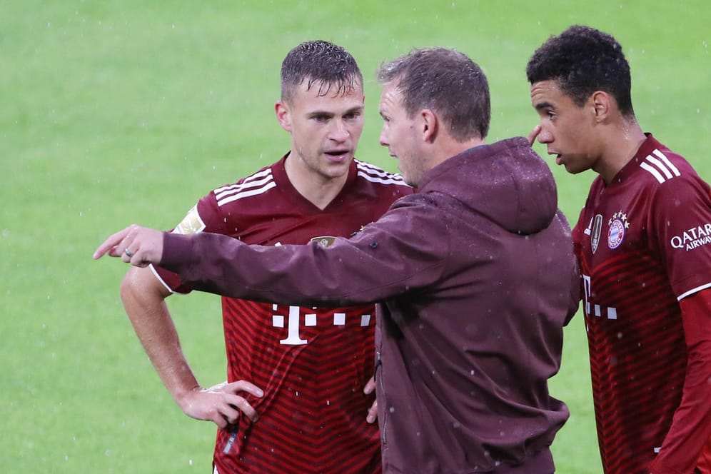 Der Trainer und seine Bayern-Spieler: Julian Nagelsmann (vorne) gibt Joshua Kimmich und Jamal Musiala Anweisungen. Zuletzt mussten beide Profis in Quarantäne.