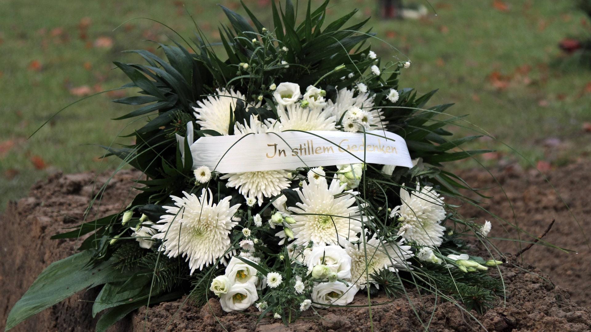 "In stillem Gedenken" steht auf einem Kranz (Symbolbild): Auf einem Leipziger Friedhof haben Unbekannte drei Männer attackiert. "In stillem Gedenken" steht auf einem Kranz (Symbolbild): Auf einem Leipziger Friedhof haben Unbekannte drei Männer attackiert.