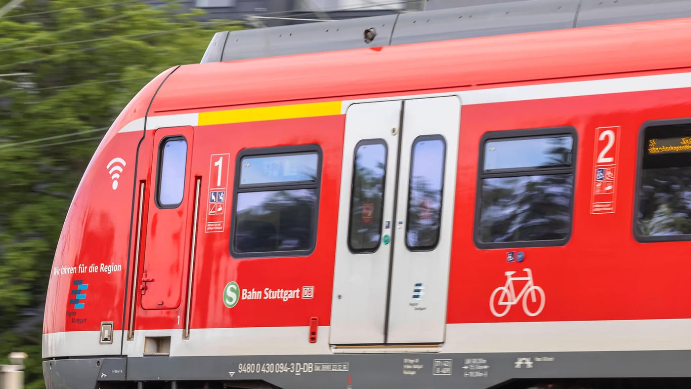 Eine S-Bahn in Stuttgart (Symbolbild): In der S6 Richtung Zuffenhausen prügelten sich zwei Männer.