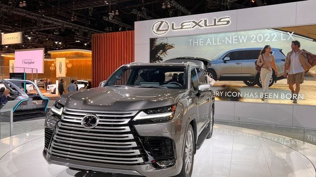 Der Lexus LX600 macht in jedem Fall keinen Hehl daraus, dass ein großer Verbrenner in ihm steckt.