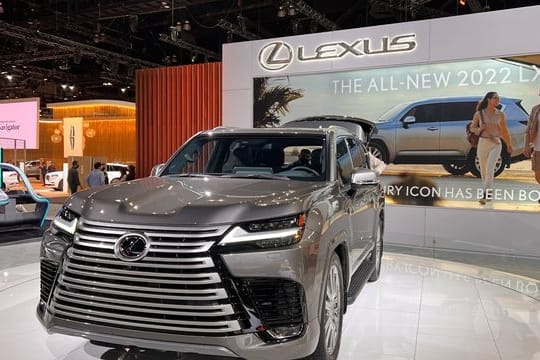 Der Lexus LX600 macht in jedem Fall keinen Hehl daraus, dass ein großer Verbrenner in ihm steckt.