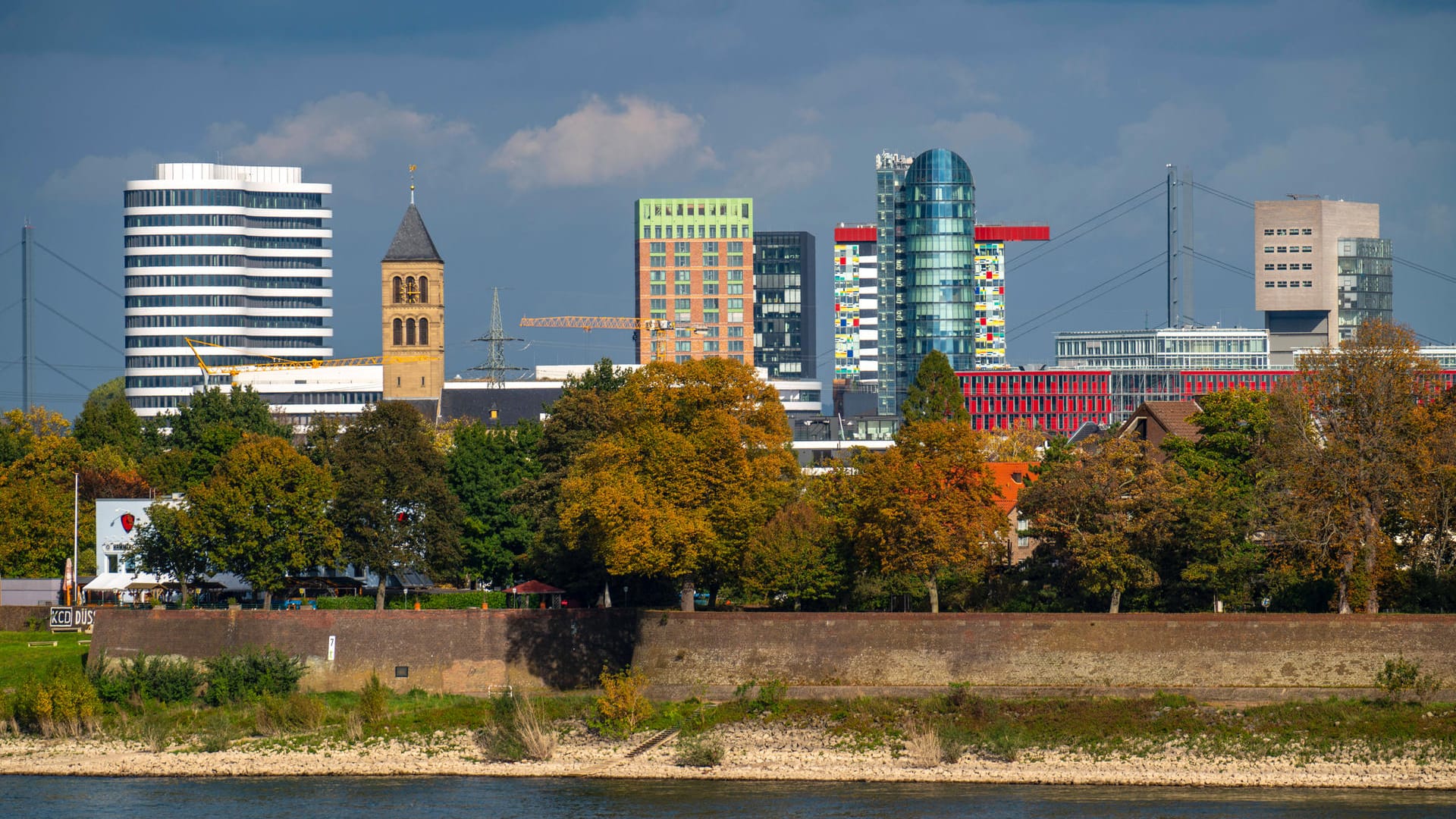 Die Skyline von Düsseldorf mit den Hochhäusern im Medienhafen (Symbolbild): Bei der Wirtschaftskraft schneidet die Landeshauptstadt in NRW am besten ab. Die Skyline von Düsseldorf mit den Hochhäusern im Medienhafen (Symbolbild): Bei der Wirtschaftskraft schneidet die Landeshauptstadt in NRW am besten ab.