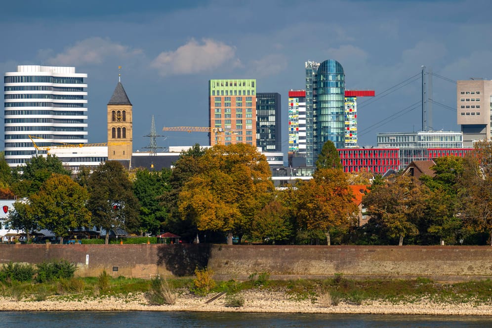 Die Skyline von Düsseldorf mit den Hochhäusern im Medienhafen (Symbolbild): Bei der Wirtschaftskraft schneidet die Landeshauptstadt in NRW am besten ab.