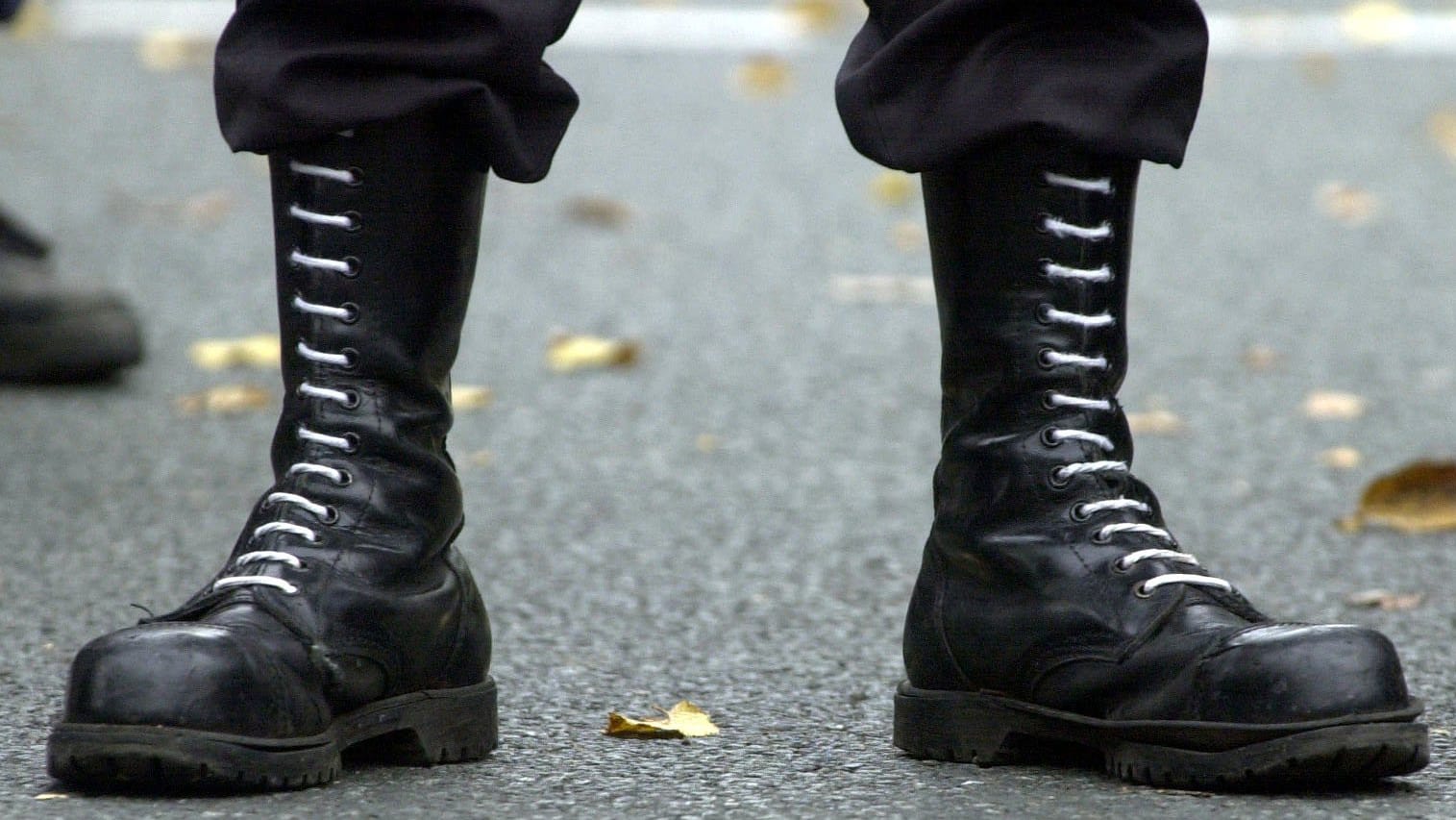 Springerstiefel eines Teilnehmers bei einer Demonstration der rechten Szene (Symbolbild): Die Zahl der extremen Gefährder wächst. Springerstiefel eines Teilnehmers bei einer Demonstration der rechten Szene (Symbolbild): Die Zahl der extremen Gefährder wächst.