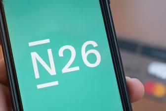 Das Logo der Smartphone-Bank N26 ist auf einem Smartphone eingeblendet.