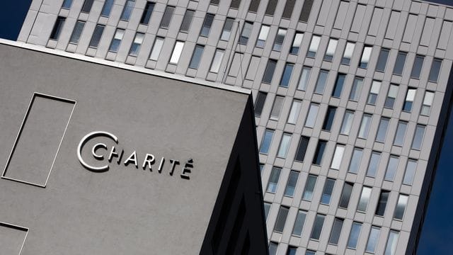 Das Bettenhochhaus ist hinter dem Charité-Logo an der Zentralen Notaufnahme zu sehen (Archivbild): Das Uniklinikum und die Gewerkschaft Verdi haben eine Einigung erzielt. Das Bettenhochhaus ist hinter dem Charité-Logo an der Zentralen Notaufnahme zu sehen (Archivbild): Das Uniklinikum und die Gewerkschaft Verdi haben eine Einigung erzielt.