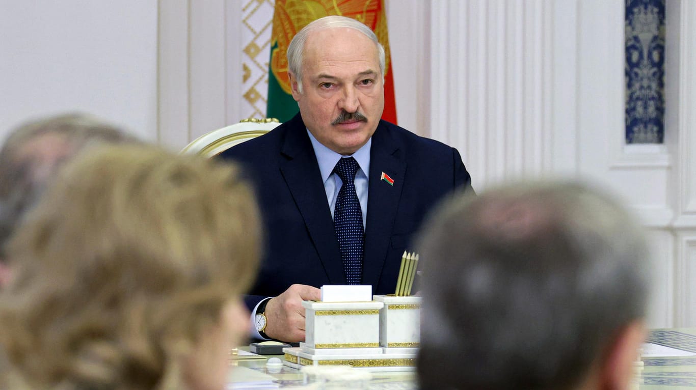 Alexander Lukaschenko während eines Treffens mit der Arbeitsgruppe zur neuen belarussischen Verfassung: Der belarussische Präsident fordert die EU auf, 2.000 Migranten aufzunehmen.
