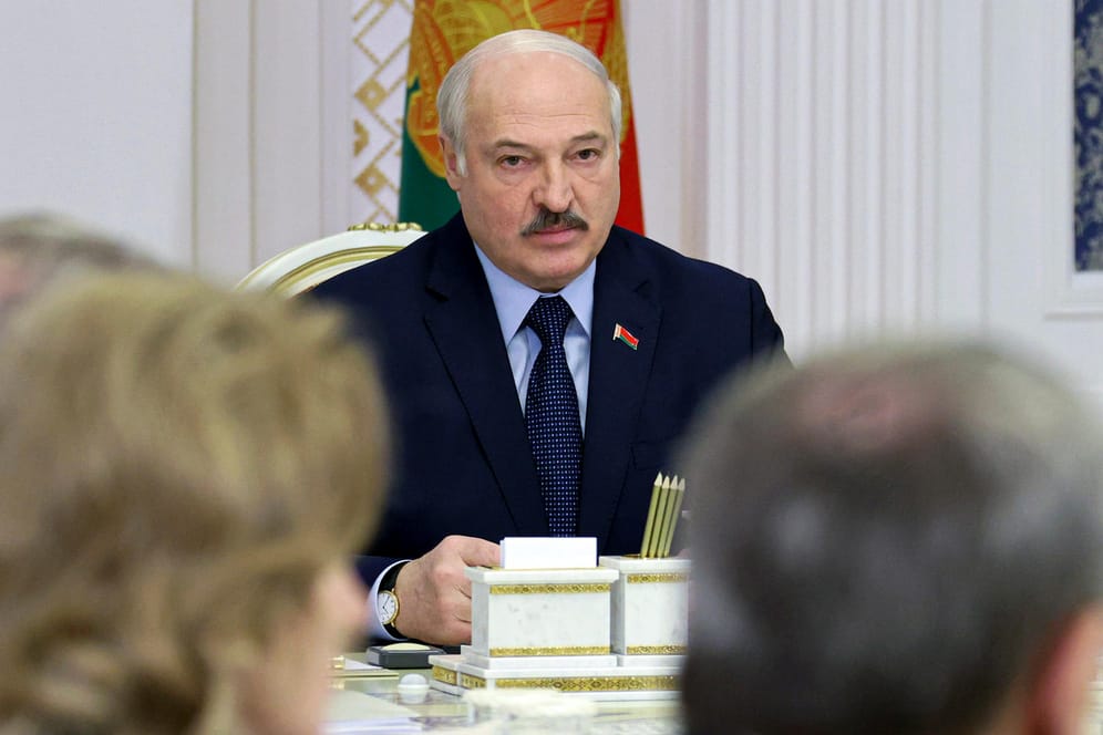 Alexander Lukaschenko während eines Treffens mit der Arbeitsgruppe zur neuen belarussischen Verfassung: Der belarussische Präsident fordert die EU auf, 2.000 Migranten aufzunehmen.