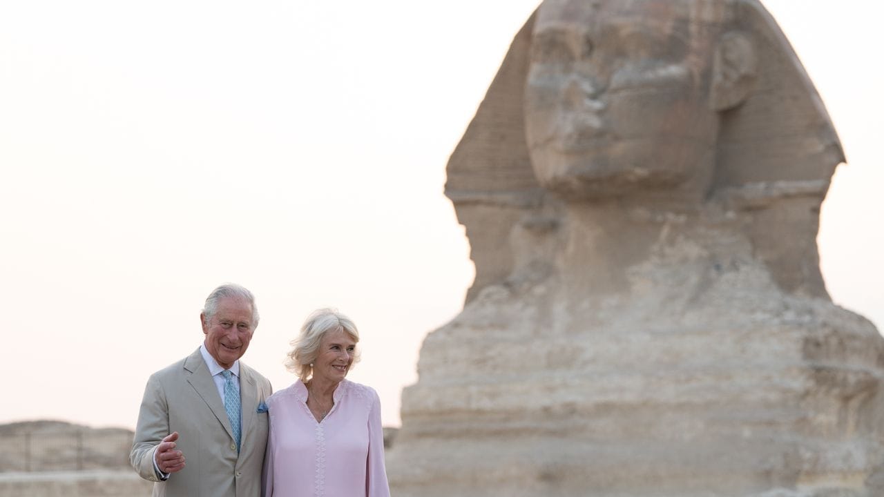 Pflichtprogramm in Ägypten: Charles, Camilla und die Große Sphinx von Gizeh. Pflichtprogramm in Ägypten: Charles, Camilla und die Große Sphinx von Gizeh.