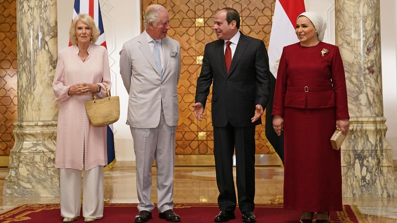 Prinz Charles und Herzogin Camilla werden von Abdel Fattah al-Sisi und seiner Frau Entissar Amer im Präsidialpalast in Kairo empfangen. Prinz Charles und Herzogin Camilla werden von Abdel Fattah al-Sisi und seiner Frau Entissar Amer im Präsidialpalast in Kairo empfangen.