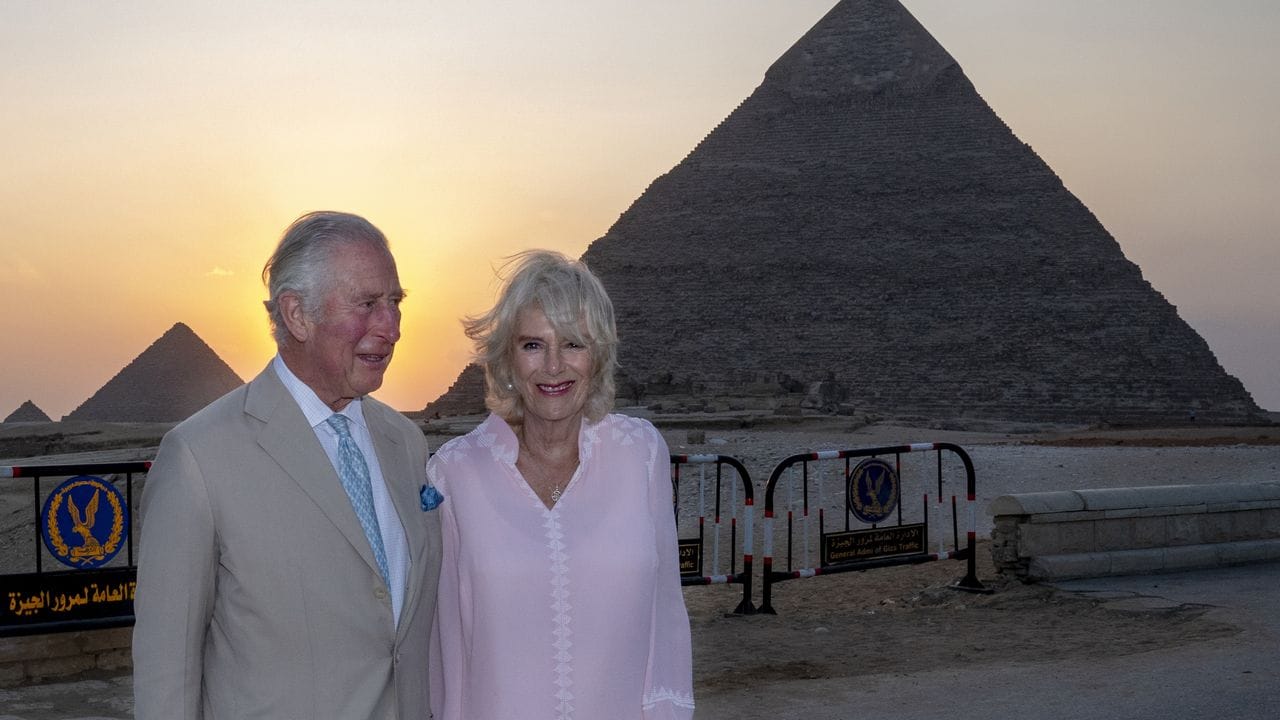 Charles und Camilla besuchen die Großen Pyramiden von Gizeh. Charles und Camilla besuchen die Großen Pyramiden von Gizeh.